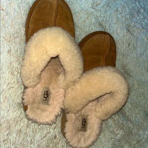 I am selling brown Ugg slippers. These slippers are size 4 USA. Good condition.